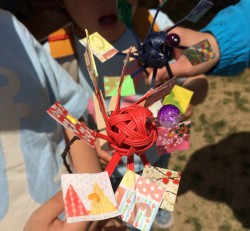 クリップ、羽、ビーズの隙間がポイントです。隙間を作るとくるくる風でまわります。